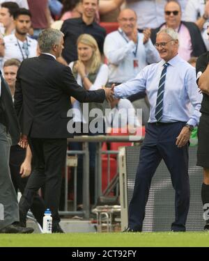 JOSE MOURINHO UND CLAUDIO RANIERI GEBEN SICH BEIM SCHLUSSPFIFF LEICESTER CITY GEGEN MANCHESTER UTD DAS FA-COMMUNITY-SCHILD DIE HAND. PIC CREDIT : © MARK SCHMERZ Stockfoto