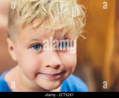 Nahaufnahme Porträt niedlich lächelnd blauäugig Sommersprossen blonde junge ausgeprägte künstlerische Gesichtsausdrücke, Gesten, faszinierend gerissen lustig schelmisch Stockfoto