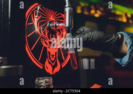 Ufa, Russland, HARAT'S PUB, 15. November 2019: Jagermeister Alkoholgetränke in der Bar. Barkeeper gießt ein Glas. Stockfoto