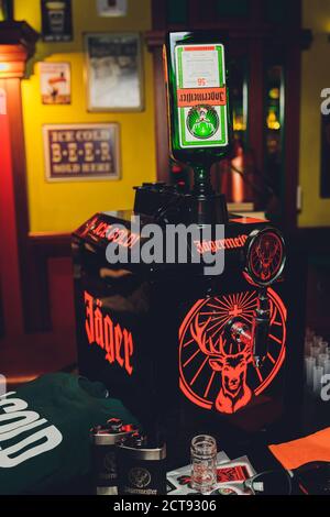 Ufa, Russland, HARAT'S PUB, 15. November 2019: Jagermeister Alkoholgetränke in der Bar. Barkeeper gießt ein Glas. Stockfoto