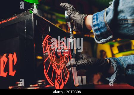 Ufa, Russland, HARAT'S PUB, 15. November 2019: Jagermeister Alkoholgetränke in der Bar. Barkeeper gießt ein Glas. Stockfoto