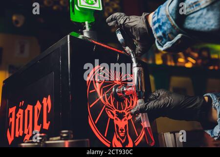 Ufa, Russland, HARAT'S PUB, 15. November 2019: Jagermeister Alkoholgetränke in der Bar. Barkeeper gießt ein Glas. Stockfoto