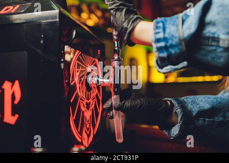 Ufa, Russland, HARAT'S PUB, 15. November 2019: Jagermeister Alkoholgetränke in der Bar. Barkeeper gießt ein Glas. Stockfoto