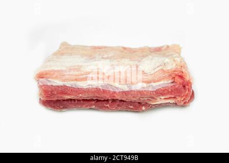 Stück Fett Schweinefleisch Rippen, rohes Fleisch, isoliert auf weiß Stockfoto