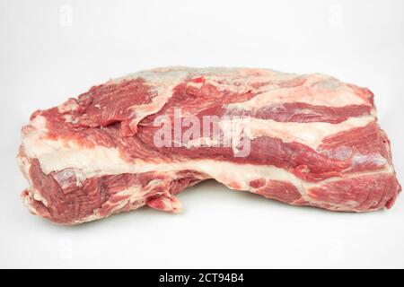 Großes Stück Fett Schweinefilet, rohes Fleisch, isoliert auf weiß Stockfoto