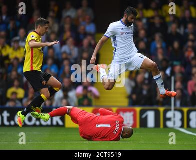 Diego Costa springt über das Tauchen Heurelho Gomes Watford gegen Chelsea Premier League - Vicarage Road Stadium Copyright Picture : Mark Pain 20/08/2016 Stockfoto