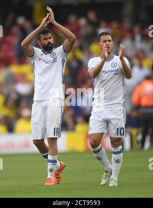 Diego Costa und Eden Hazard applaudieren den Chelsea-Fans am Ende des Spiels Watford gegen Chelsea Premier League - Vicarage Road Stadium Copyright Pictu Stockfoto