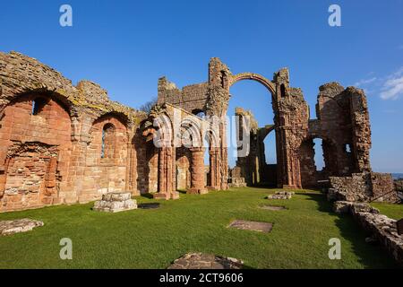 Ruinen des Priorats von Lindisfarne auf der Heiligen Insel von Lindisfarne, Northumberland, England. Stockfoto