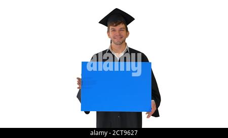 Lächelnder Absolvent männlich in Mortarboard mit leerem Schild auf weiß Stockfoto