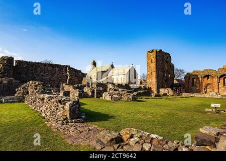 Ruinen des Priorats von Lindisfarne auf der Heiligen Insel von Lindisfarne, Northumberland, England. Stockfoto