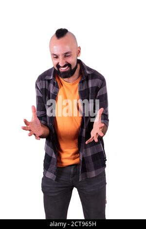 Wütender junger hispanischer Mann in lässiger Kleidung, der Wut ausdrückt Stockfoto