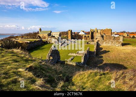 Ruinen des Priorats von Lindisfarne auf der Heiligen Insel von Lindisfarne, Northumberland, England. Stockfoto