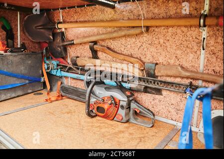 Draufsicht auf Wanderausrüstung auf Holzbalken. Zu den Artikeln gehören Wanderschuhe, Tasse, Seil, Messer, Streichhölzer. Stockfoto