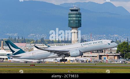 Richmond, British Columbia, Kanada. September 2020. Ein Cathay Pacific Airways Airbus A350-900 (B-LRA) Großraumjet hebt vom internationalen Flughafen Vancouver auf einem Flug von Vancouver nach Hongkong ab. Quelle: Bayne Stanley/ZUMA Wire/Alamy Live News Stockfoto