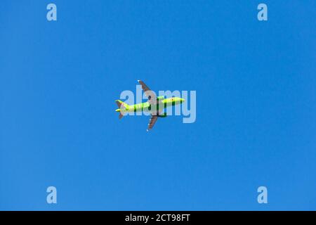 St.Petersburg, Russland - 14. April 2019: Der Airbus A319 der Fluggesellschaft S7 fliegt tagsüber in blauem Himmel Stockfoto