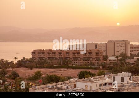 Aqaba, Jordanien - 18. Mai 2018: Küstenlandschaft der Stadt Aqaba bei Sonnenuntergang, Vogelperspektive Stockfoto