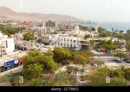 Aqaba, Jordanien - 18. Mai 2018: Stadtbild von Aqaba bei sonnigem Tag, Luftaufnahme Stockfoto