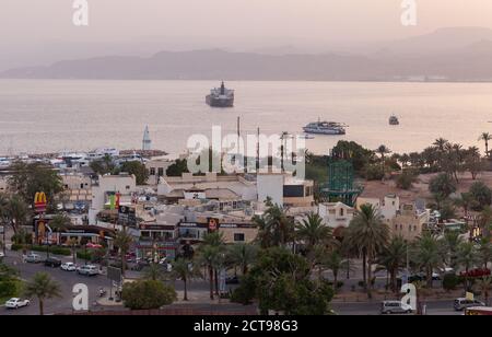 Aqaba, Jordanien - 18. Mai 2018: Küstenansicht der Stadt Aqaba, Hafenviertel Luftaufnahme Stockfoto