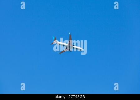 St.Petersburg, Russland - 14. April 2019: Die Boeing 737 der Fluggesellschaft Pobeda fliegt tagsüber in blauem Himmel Stockfoto