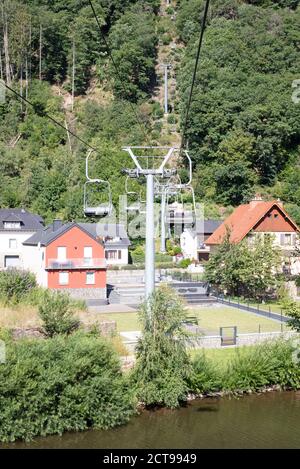 Vianden, Luxemburg - 22. juli 2020: Die Menschen auf dem Sessellift in Vianden, einer Stadt in den Luxemburger Ardennen, die für den jahrhundertealten Hügel Vian bekannt ist Stockfoto