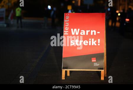 Augsburg, Deutschland. September 2020. Ein Schild mit der Aufschrift "heute Warnstreik" befindet sich vor dem Gebäude des Augsburger Stadtentwässerungssystems. Die zweite Tarifverhandlungsrunde für den öffentlichen Dienst hatte am Sonntag keine Einigung erzielt, Warnstreiks sollen den Druck erhöhen. Quelle: Karl-Josef Hildenbrand/dpa/Alamy Live News Stockfoto