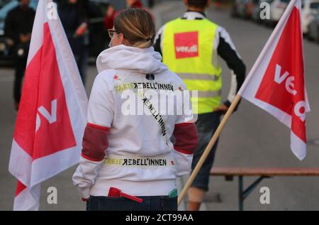 Augsburg, Deutschland. September 2020. Vor dem Gebäude steht ein Teilnehmer eines Tokenstreiks der Augsburger Stadtkläger mit Aufklebern mit der Aufschrift "TARIFREBELL*INNEN". Die zweite Tarifverhandlungsrunde für den öffentlichen Dienst hatte am Sonntag keine Einigung erzielt, Warnstreiks sollen den Druck erhöhen. Quelle: Karl-Josef Hildenbrand/dpa/Alamy Live News Stockfoto