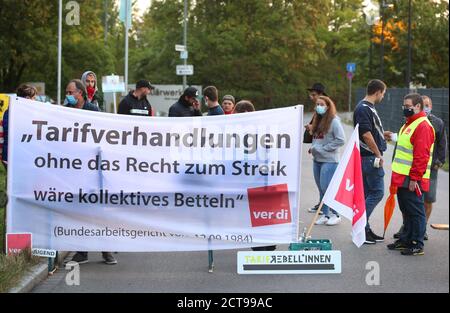 Augsburg, Deutschland. September 2020. Bei einem Warnstreik stehen Mitarbeiter der Stadtentwässerung Augsburg hinter einem Transparent, auf dem steht: "Tarifverhandlungen ohne Streikrecht wären kollektives Betteln". Die zweite Tarifverhandlungsrunde für den öffentlichen Dienst hatte am Sonntag keine Einigung erzielt, Warnstreiks sollen den Druck erhöhen. Quelle: Karl-Josef Hildenbrand/dpa/Alamy Live News Stockfoto