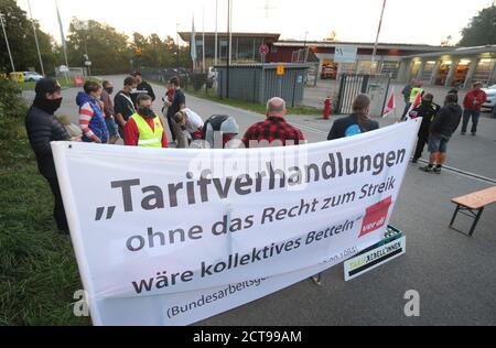 Augsburg, Deutschland. September 2020. Bei einem Warnstreik stehen Mitarbeiter der Stadtentwässerung Augsburg hinter einem Transparent, auf dem steht: "Tarifverhandlungen ohne Streikrecht wären kollektives Betteln". Die zweite Tarifverhandlungsrunde für den öffentlichen Dienst hatte am Sonntag keine Einigung erzielt, Warnstreiks sollen den Druck erhöhen. Quelle: Karl-Josef Hildenbrand/dpa/Alamy Live News Stockfoto