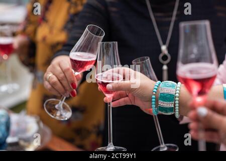 Ein kurzer Schuss Gläser, die während eines Toasts zusammenklatschen Stockfoto