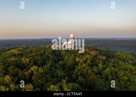 Berlin, Deutschland. September 2020. Die aufgehende Sonne scheint auf dem Teufelsberg. Auf dem Teufelsberg sieht man die ehemaligen US-amerikanischen Wiretap-Gebäude. Quelle: Christophe Gateau/dpa/Alamy Live News Stockfoto