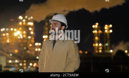 Geschäftsleute Ingenieur stehen und wegschauen Denken vor Stockfoto