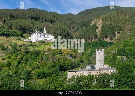 Die mittelalterliche Fürstenburg und die Abtei von Monte Maria in Burgusio, Mals, Südtirol, Italien Stockfoto