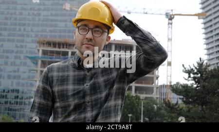 Schöner Architekt Mann mit Hut zu Fuß von constructio Stockfoto