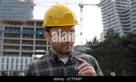 Bauarbeiter denken vor der constructi stehen Stockfoto