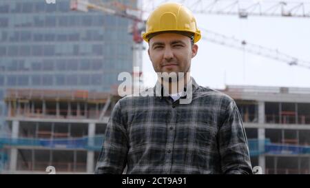 Männlicher Bauarbeiter Auf Der Baustelle Mit Schutzhelm. Stockfoto