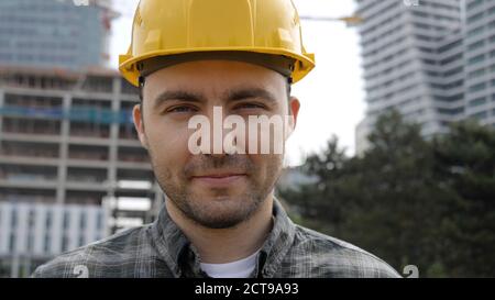 Junge Geschäftsmann Baustelle Ingenieur Blick auf Kamera. Stockfoto