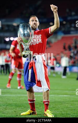 Budapest. September 2020. Vorschau auf das UEFA Super Cup Finale des FC Bayern München-FC Sevilla am 24. September 2020 in Budapest. Archivfoto: Franck RIBERY (FC Bayern München) mit Pokal, Pokal, Pokal, Endjubel, Sieger, Sieger, Jubel, Freude, Begeisterung, Action, Einzelaktion, Einzelbild, Ausschnitt, Ganzkörperaufnahme, Ganzfigur. Fußball UEFA Super Cup Finale/FC Bayern München -Chelsea FC 5-4 ne Saison 2013/14, Eden Arena in Prag am 08/30/2013. Â Nutzung weltweit Credit: dpa/Alamy Live News Stockfoto