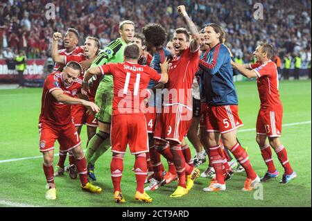 Budapest. September 2020. Vorschau auf das UEFA Super Cup Finale des FC Bayern München-FC Sevilla am 24. September 2020 in Budapest. Archivfoto: Team, Spieler, Team, Endjubel, um Manuel NEUER (Torwart FC Bayern München) Sieger, Sieger, Jubel, Freude, Enthusiasmus, Action. Fußball UEFA Super Cup Finale/FC Bayern München -Chelsea FC 5-4 ne Saison 2013/14, Eden Arena in Prag am 08/30/2013. Â Nutzung weltweit Credit: dpa/Alamy Live News Stockfoto