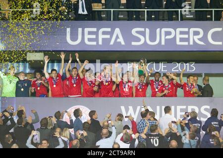 Budapest. September 2020. Vorschau auf das UEFA Super Cup Finale des FC Bayern München-FC Sevilla am 24. September 2020 in Budapest. Archivfoto: Siegerehrung mit Supercup - Sieger FC Bayern. Fußball, FC Bayern München - Chelsea FC 5: 4 IE, UEFA Supercup Finale, Saison 2013/2014, am 08/30/2013 in Prag/EDENARENA/Tschechische Republik. Â Nutzung weltweit Credit: dpa/Alamy Live News Stockfoto