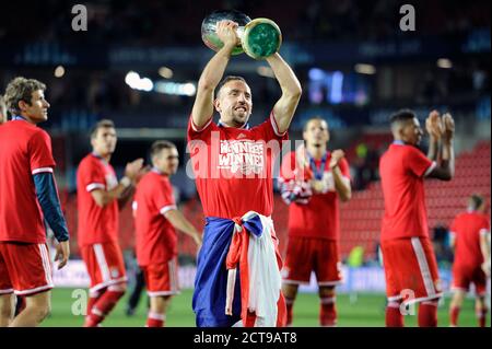 Budapest. September 2020. Vorschau auf das UEFA Super Cup Finale des FC Bayern München-FC Sevilla am 24. September 2020 in Budapest. Archivfoto: Franck RIBERY (FC Bayern München) mit Pokal, Pokal, Pokal, Abschlussjubel, Sieger, Sieger, Jubel, Freude, Begeisterung, Aktion, Einzelbild, getrimmtes Einzelmotiv, Halbfigur, Halbfigur. Fußball UEFA Super Cup Finale/FC Bayern München -Chelsea FC 5-4 ne Saison 2013/14, Eden Arena in Prag am 08/30/2013. Â Nutzung weltweit Credit: dpa/Alamy Live News Stockfoto