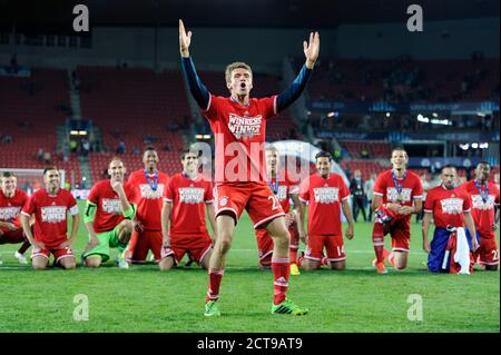 Budapest. September 2020. Vorschau auf das UEFA Super Cup Finale des FC Bayern München-FC Sevilla am 24. September 2020 in Budapest. Archivfoto: Thomas MÜLLER (MâA LLER, FC Bayern München) und das Team, Spieler, feiern vor den Bayern-Fans, finaler Jubel, Sieger, Sieger, Jubel, Freude, Begeisterung, Action. Fußball UEFA Super Cup Finale/FC Bayern München -Chelsea FC 5-4 ne Saison 2013/14, Eden Arena in Prag am 08/30/2013. Â Nutzung weltweit Credit: dpa/Alamy Live News Stockfoto