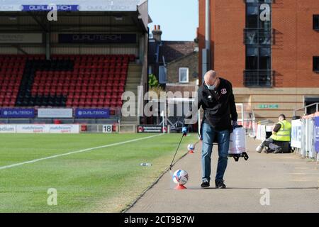 Leyton, London, Großbritannien. 19. September 2020 Datei Bild datiert 19/09/2020 Bälle werden zur Halbzeit der Sky Bet League zwei Spiel zwischen Leyton Orient und Mansfield Town gereinigt. Leyton Orient hat bestätigt, dass "eine Reihe" der First-Team-Spieler positiv auf Coronavirus getestet haben. Die Brisbane Road und die Trainingseinrichtungen des Clubs sind bis auf weiteres geschlossen.“ Kredit: Holly Allison / Alamy Live Nachrichten Stockfoto