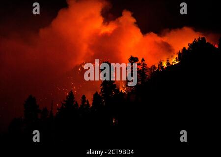 Los Angeles, Kalifornien, USA. September 2020. Das Bobcat Feuer brennt im Angeles National Forest in Los Angeles, Montag, 21. September 2020. Kredit: Ringo Chiu/ZUMA Wire/Alamy Live Nachrichten Stockfoto