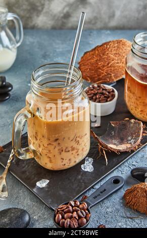 Thailändischer Eiskaffee mit Kokosmilch mit zerkleinertem Eis in einem Mason-Glas. Stockfoto