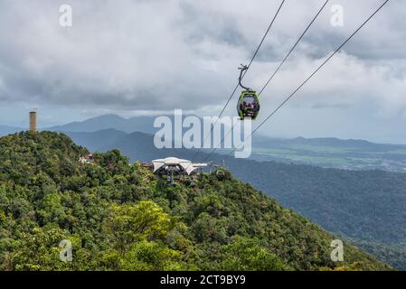 Langkawi, Malaysia - 30. November 2019: Die Langkawi Seilbahn, auch bekannt als Langkawi SkyCab, ist eine der Hauptattraktionen auf Langkawi Island, KED Stockfoto