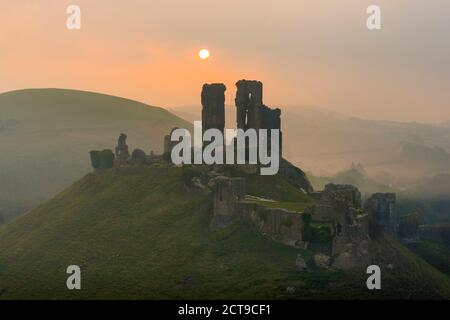 Corfe Castle, Dorset, Großbritannien. September 2020. Wetter in Großbritannien. Ein nebliger Sonnenaufgang auf dem Corfe Castle in Dorset mit der aufgehenden Sonne, die von einer nebligen niedrigen Wolke zur Herbstsonnenwende verdeckt wird. Bild: Graham Hunt/Alamy Live News Stockfoto