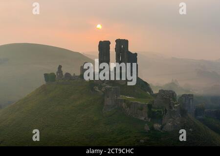 Corfe Castle, Dorset, Großbritannien. September 2020. Wetter in Großbritannien. Ein nebliger Sonnenaufgang auf dem Corfe Castle in Dorset mit der aufgehenden Sonne, die von einer nebligen niedrigen Wolke zur Herbstsonnenwende verdeckt wird. Bild: Graham Hunt/Alamy Live News Stockfoto