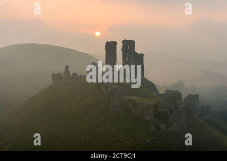 Corfe Castle, Dorset, Großbritannien. September 2020. Wetter in Großbritannien. Ein nebliger Sonnenaufgang auf dem Corfe Castle in Dorset mit der aufgehenden Sonne, die von einer nebligen niedrigen Wolke zur Herbstsonnenwende verdeckt wird. Bild: Graham Hunt/Alamy Live News Stockfoto