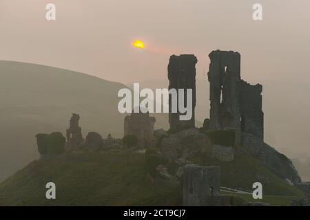 Corfe Castle, Dorset, Großbritannien. September 2020. Wetter in Großbritannien. Ein nebliger Sonnenaufgang auf dem Corfe Castle in Dorset mit der aufgehenden Sonne, die von einer nebligen niedrigen Wolke zur Herbstsonnenwende verdeckt wird. Bild: Graham Hunt/Alamy Live News Stockfoto