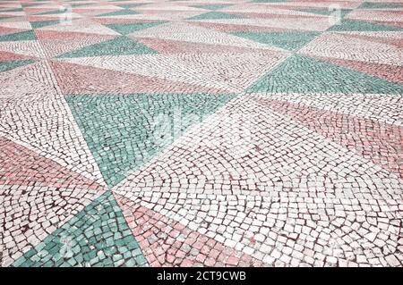 Mosaik Fliesen Bürgersteig Hintergrund. Dreiecksplasterung. Getöntes Foto. Stockfoto